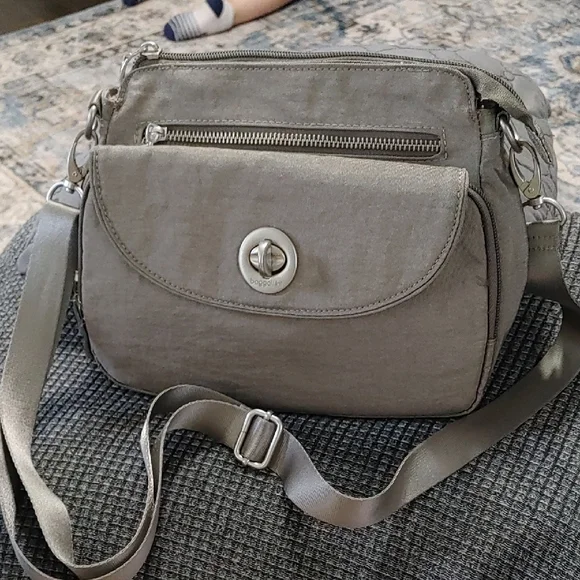 Baggallini Calais Gray Crossbody Bag TruNylon with Front RFID Wallet Pocket EUC - Picture 1 of 5